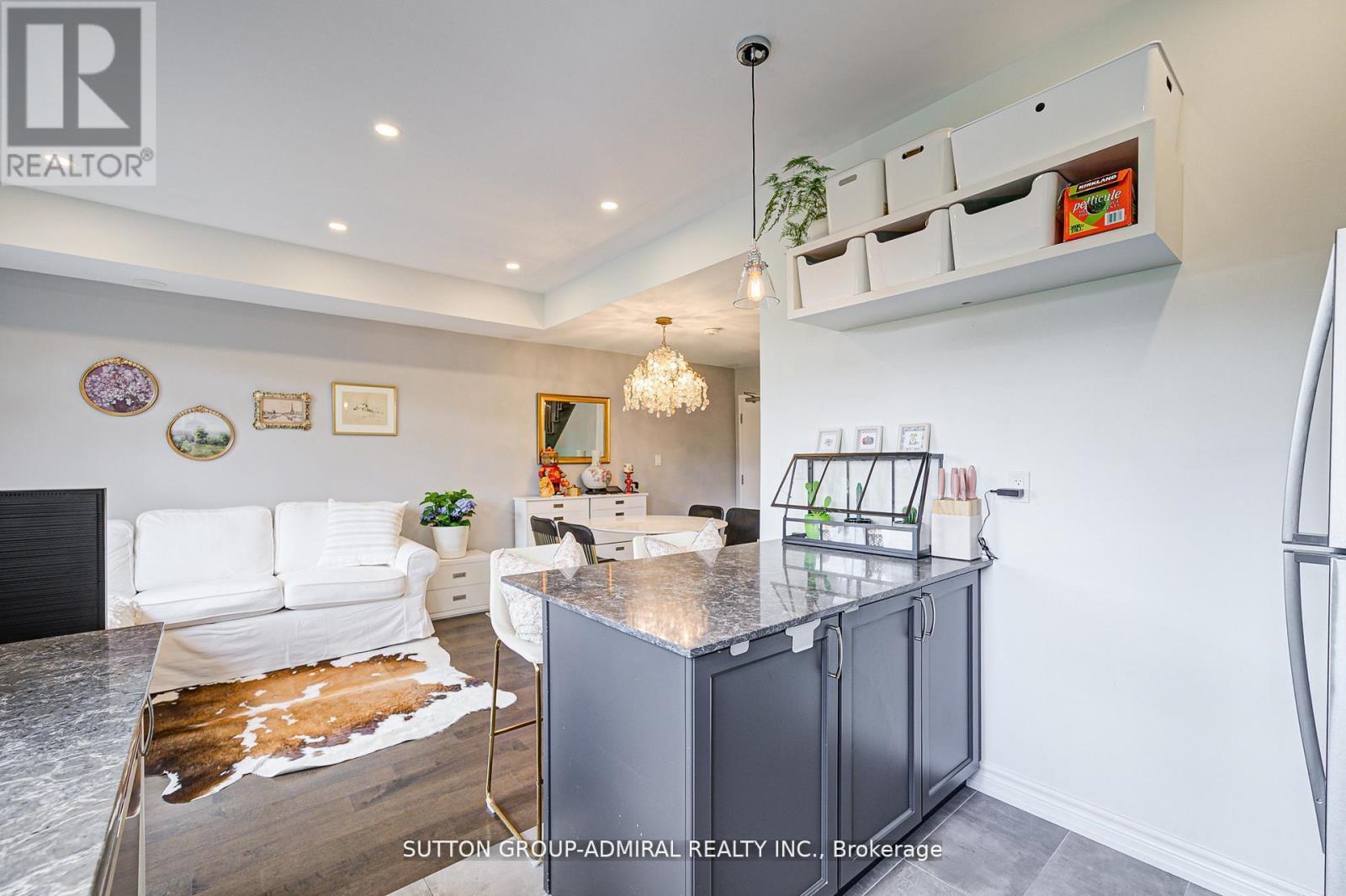 Convenient Kitchen Island - 3 - 196 Pine Grove Road, Vaughan, ON - Indoor Photo Showing Kitchen