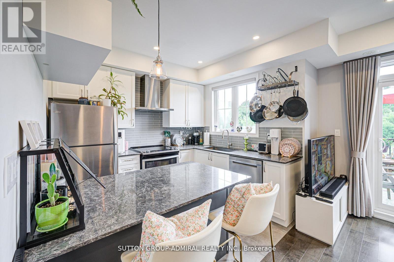 Turn Key Updated Kitchen - 3 - 196 Pine Grove Road, Vaughan, ON - Indoor Photo Showing Kitchen With Stainless Steel Kitchen
