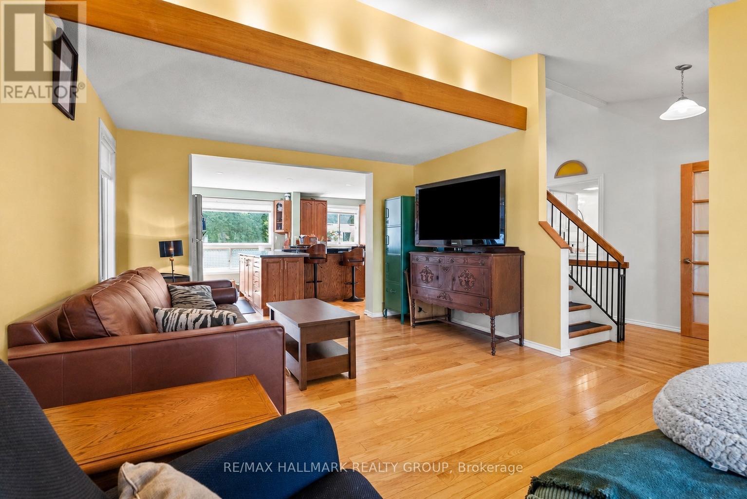 932 Beauclaire Drive, Ottawa, ON - Indoor Photo Showing Living Room