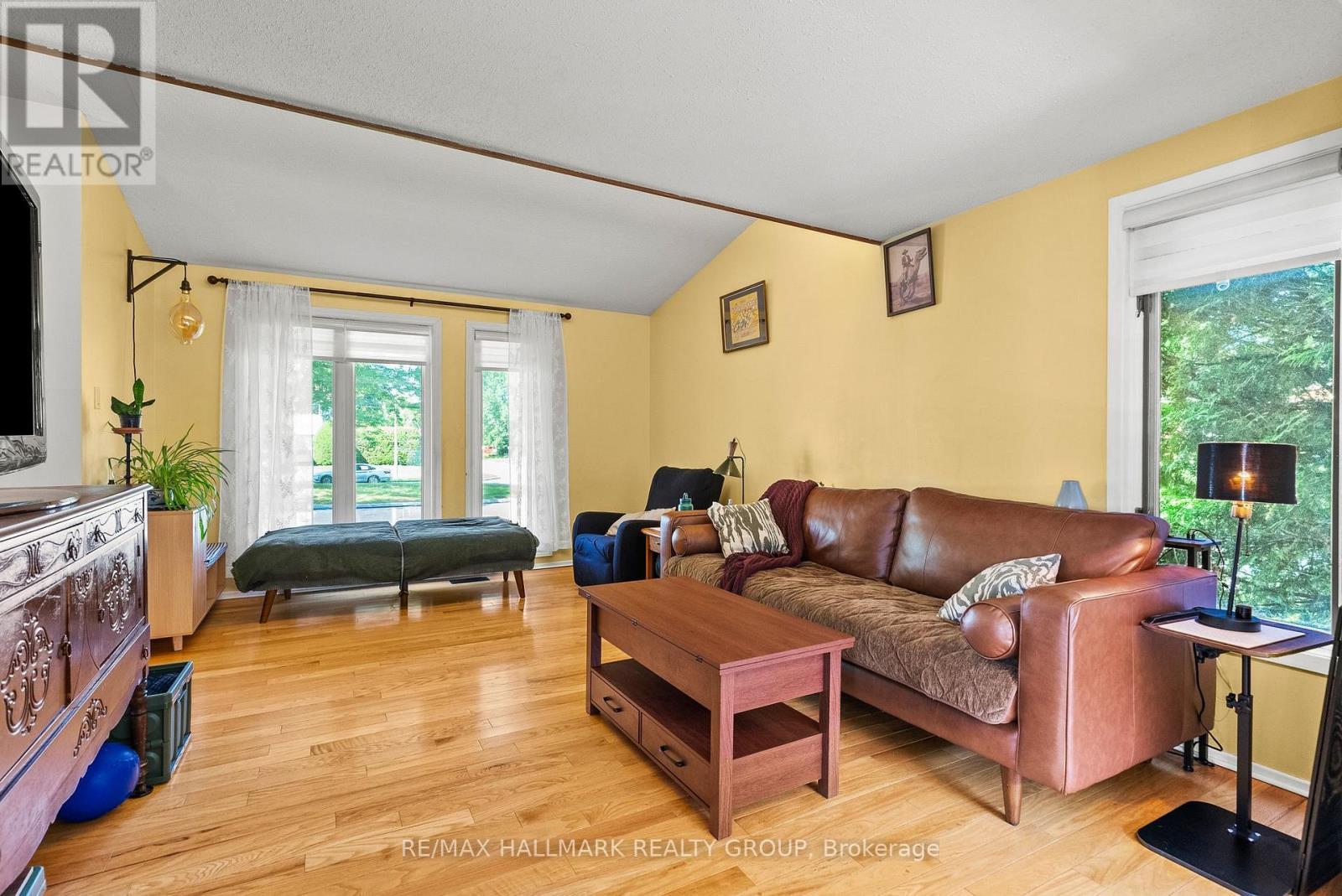 932 Beauclaire Drive, Ottawa, ON - Indoor Photo Showing Living Room