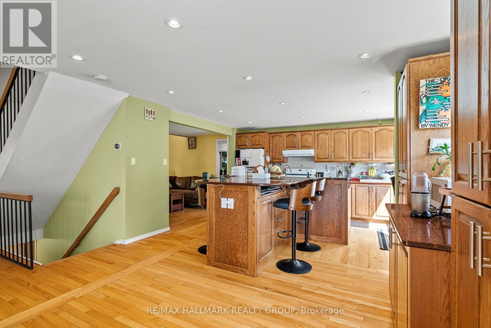 932 Beauclaire Drive, Ottawa, ON - Indoor Photo Showing Kitchen