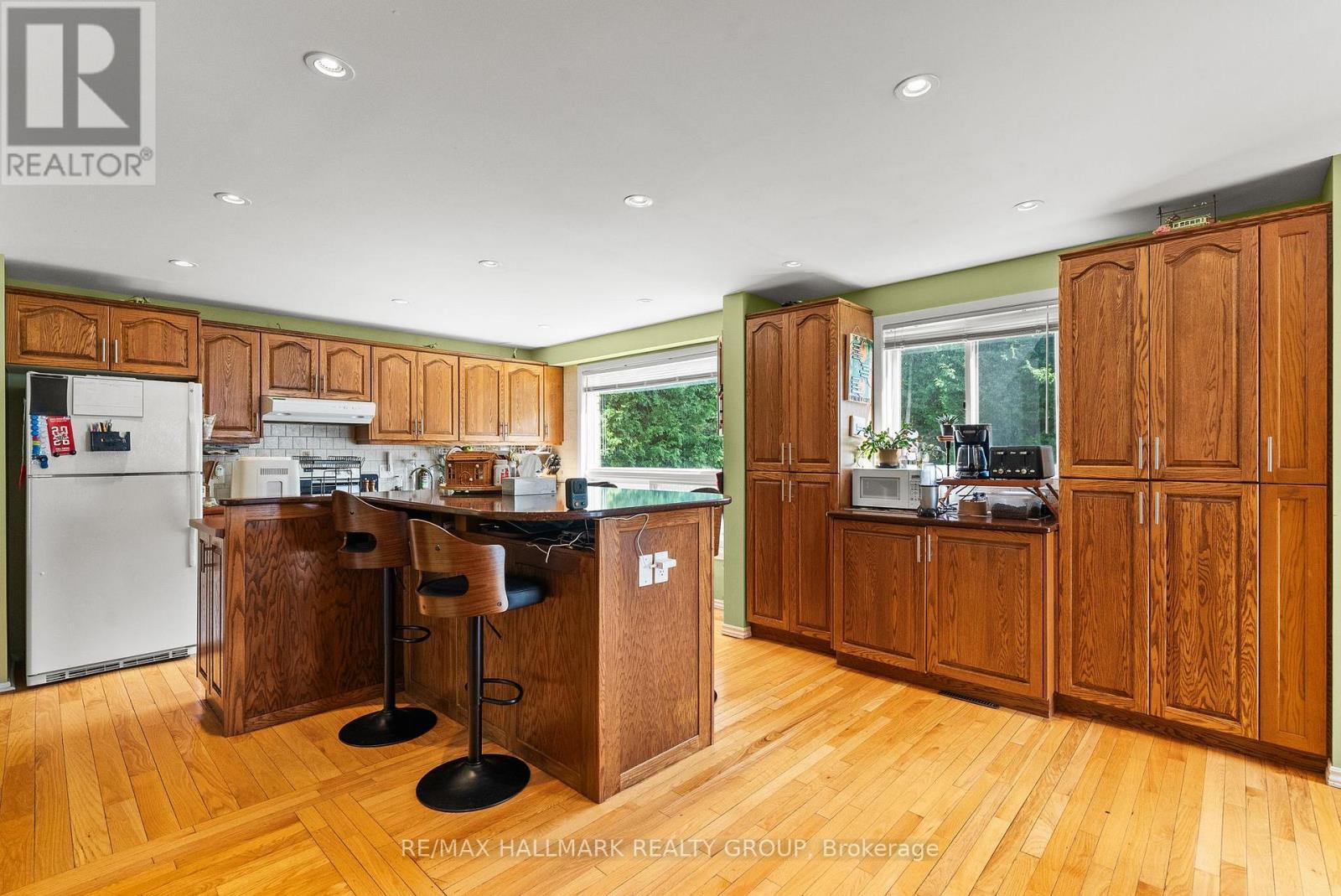 932 Beauclaire Drive, Ottawa, ON - Indoor Photo Showing Kitchen