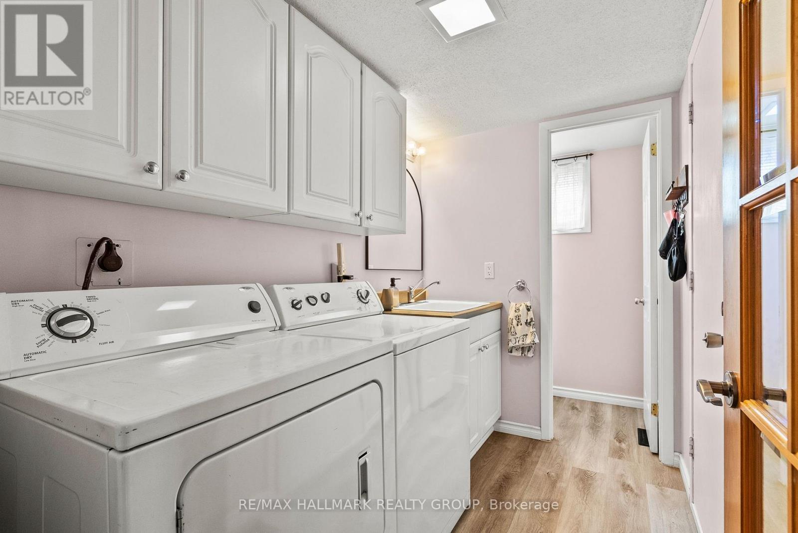 932 Beauclaire Drive, Ottawa, ON - Indoor Photo Showing Laundry Room