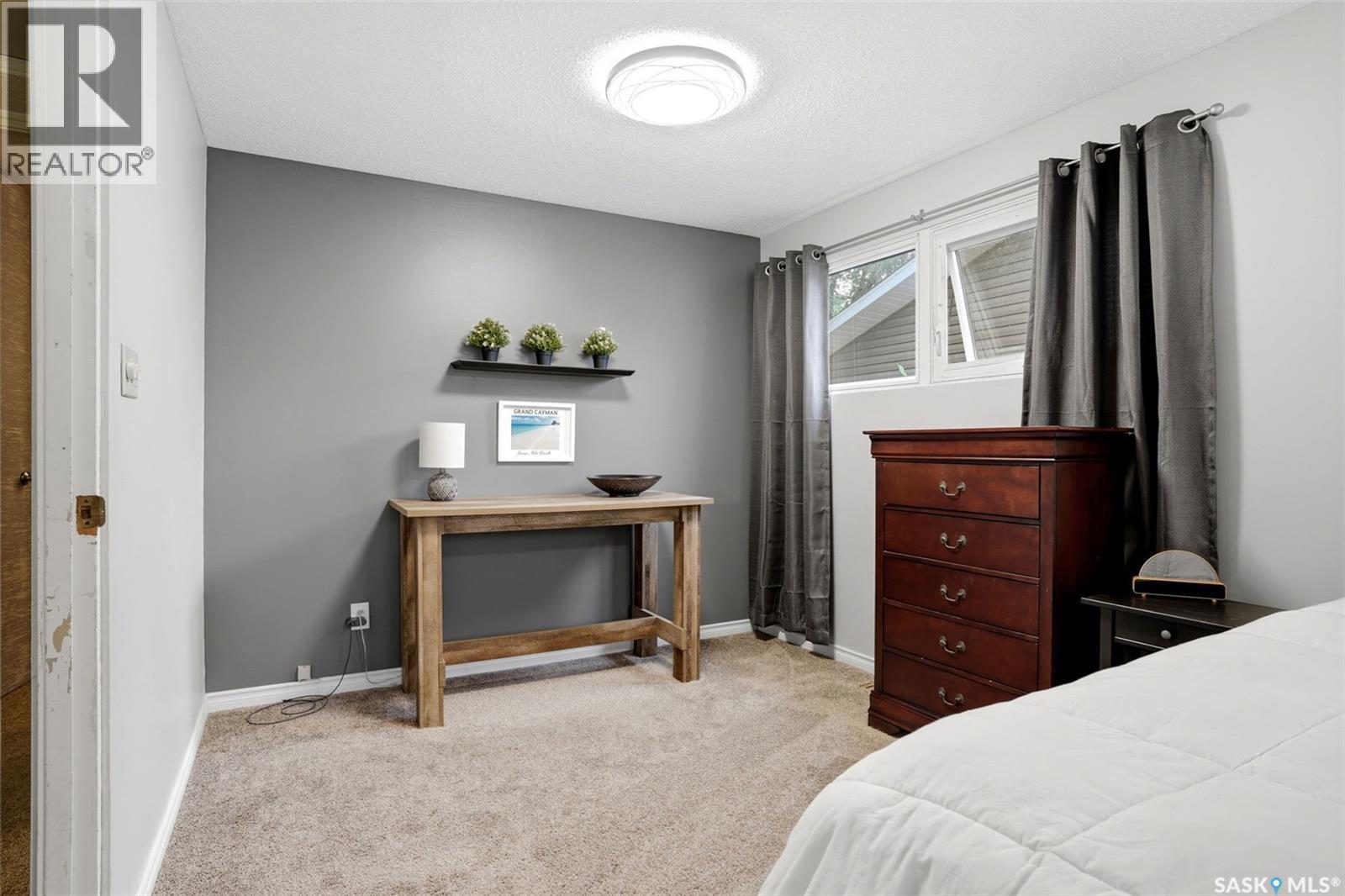 2705 Grant Road, Regina, SK - Indoor Photo Showing Bedroom