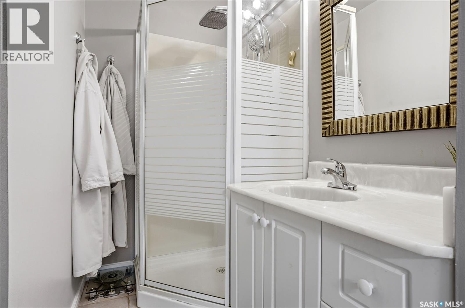 2705 Grant Road, Regina, SK - Indoor Photo Showing Bathroom