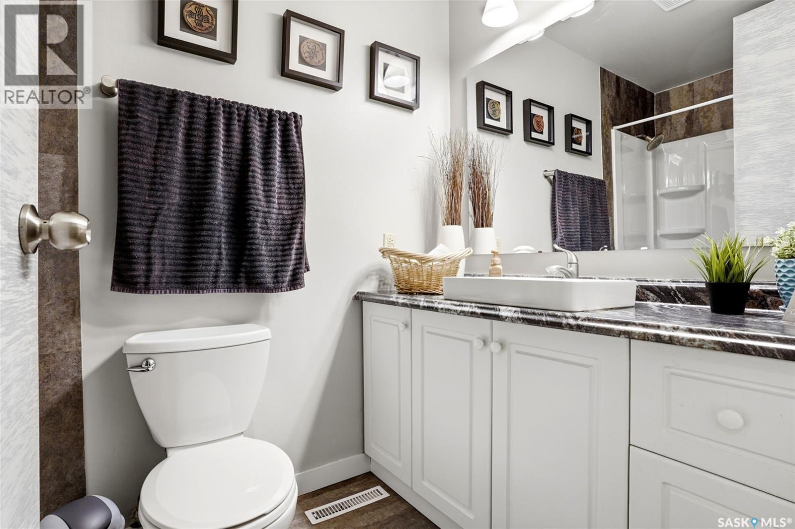 2705 Grant Road, Regina, SK - Indoor Photo Showing Bathroom