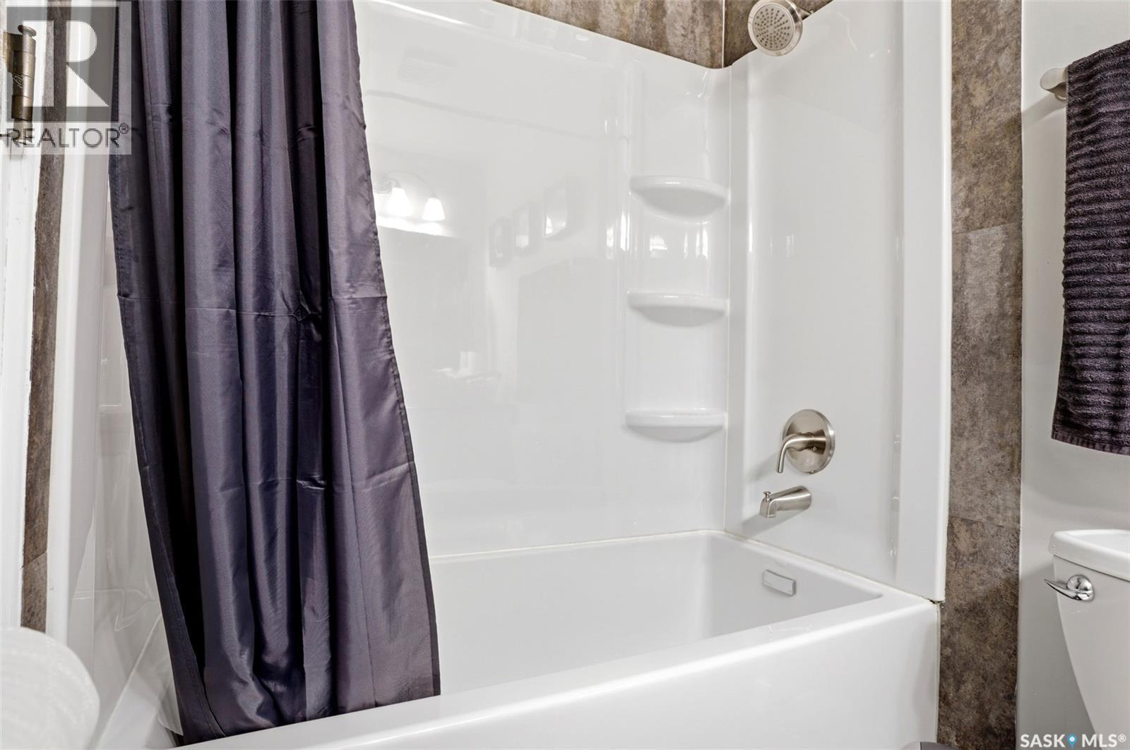 2705 Grant Road, Regina, SK - Indoor Photo Showing Bathroom