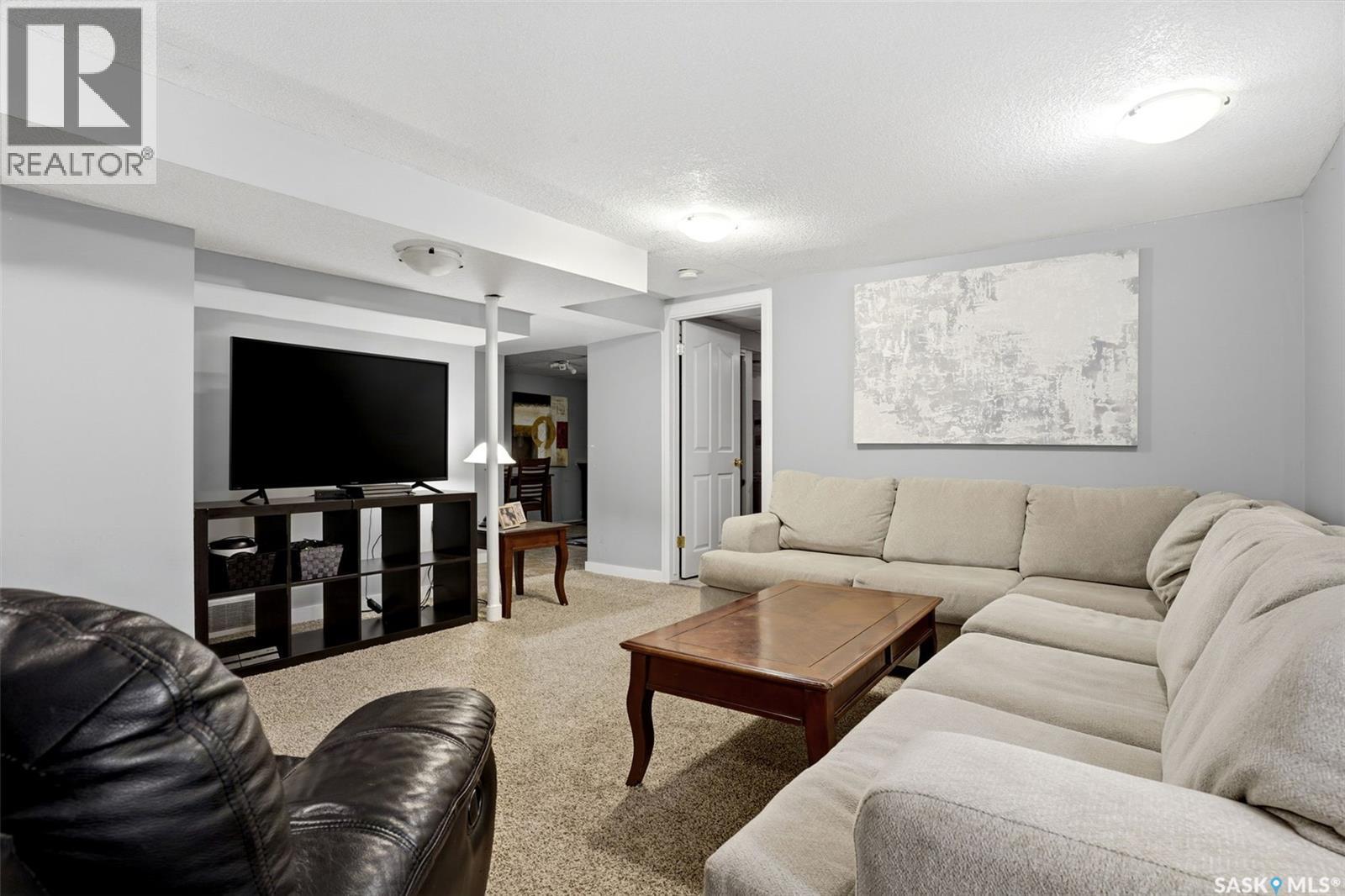 2705 Grant Road, Regina, SK - Indoor Photo Showing Living Room