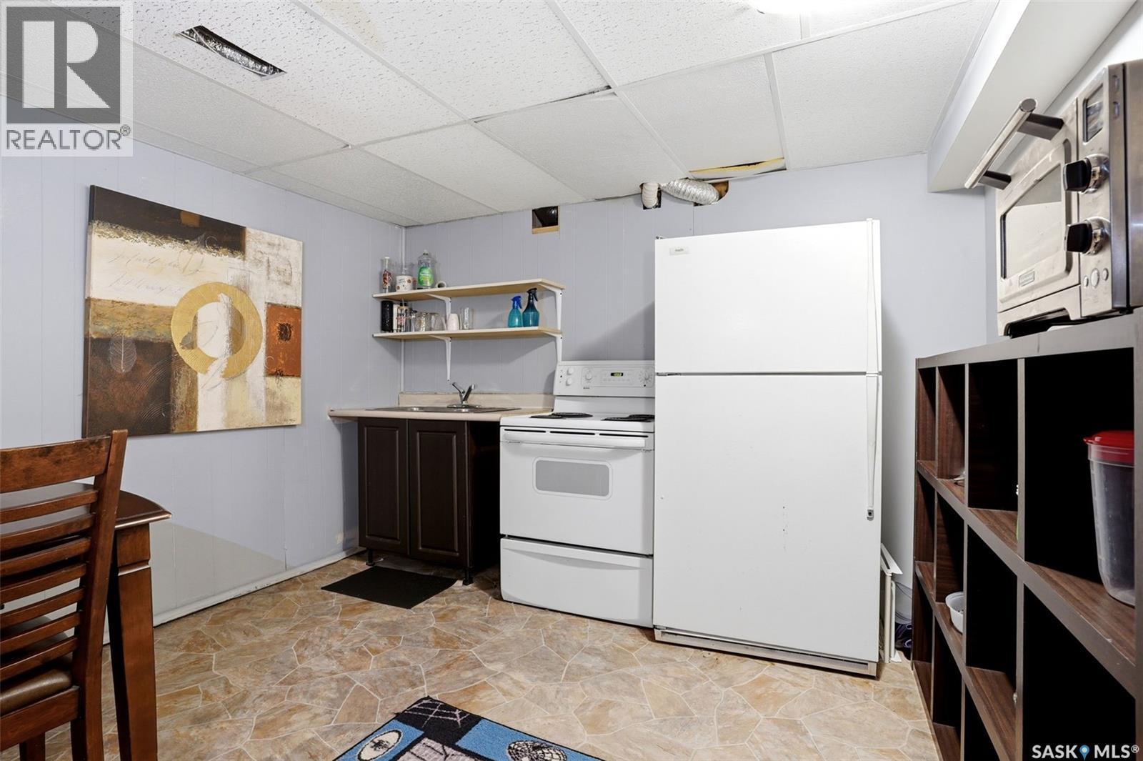 2705 Grant Road, Regina, SK - Indoor Photo Showing Kitchen
