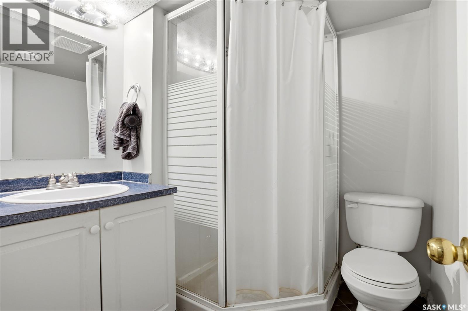 2705 Grant Road, Regina, SK - Indoor Photo Showing Bathroom