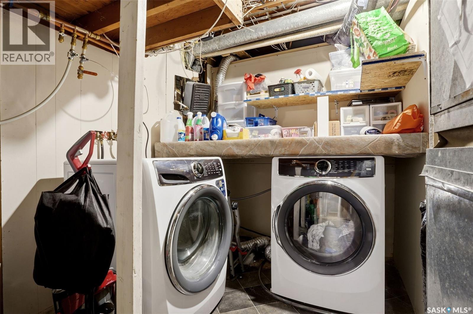 2705 Grant Road, Regina, SK - Indoor Photo Showing Laundry Room
