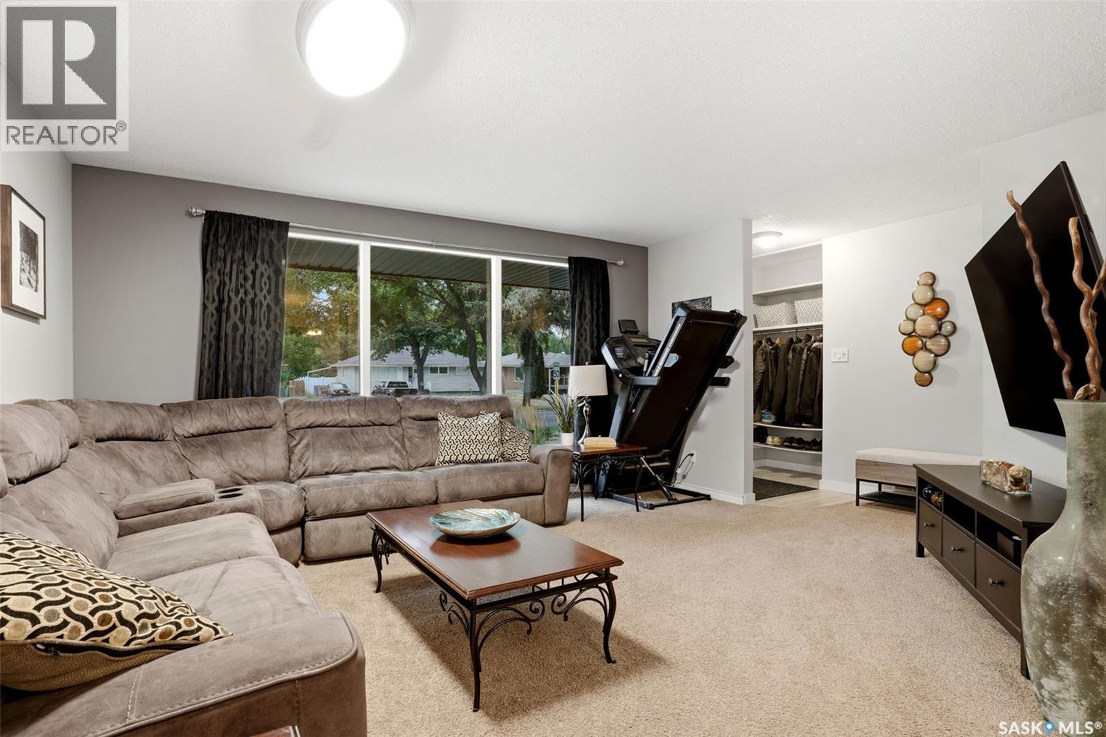 2705 Grant Road, Regina, SK - Indoor Photo Showing Living Room