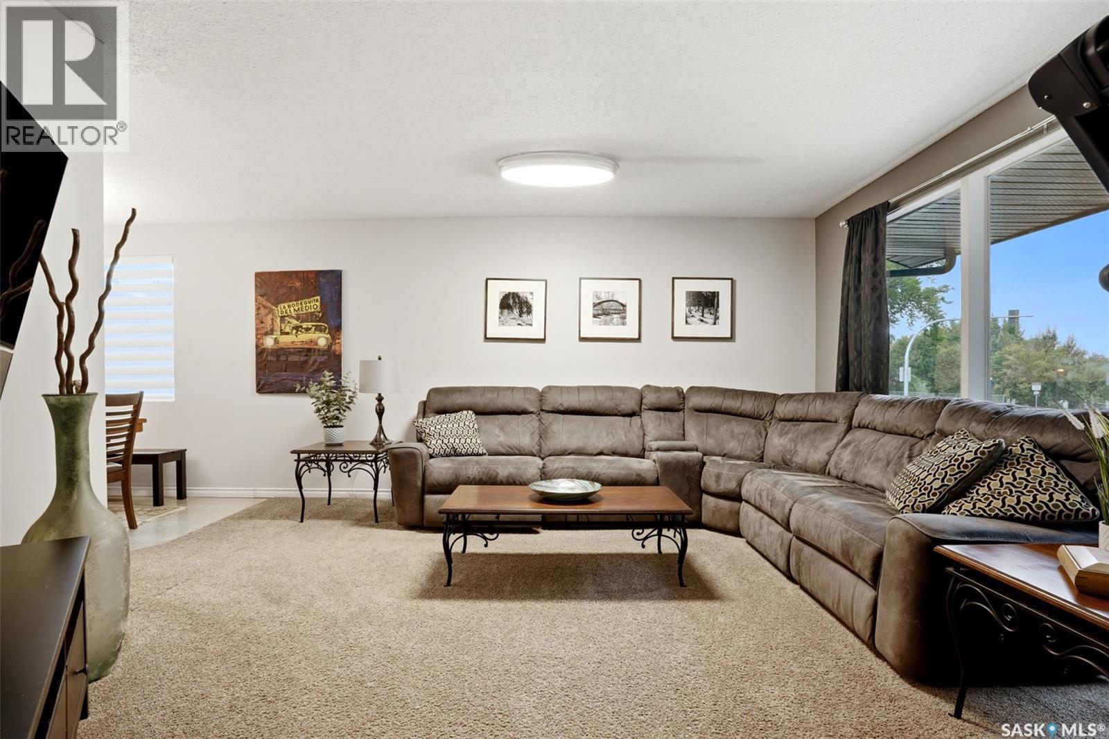 2705 Grant Road, Regina, SK - Indoor Photo Showing Living Room