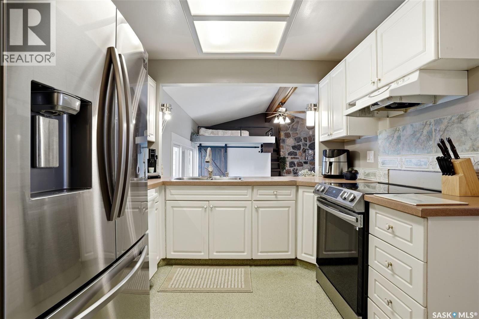 2705 Grant Road, Regina, SK - Indoor Photo Showing Kitchen With Stainless Steel Kitchen