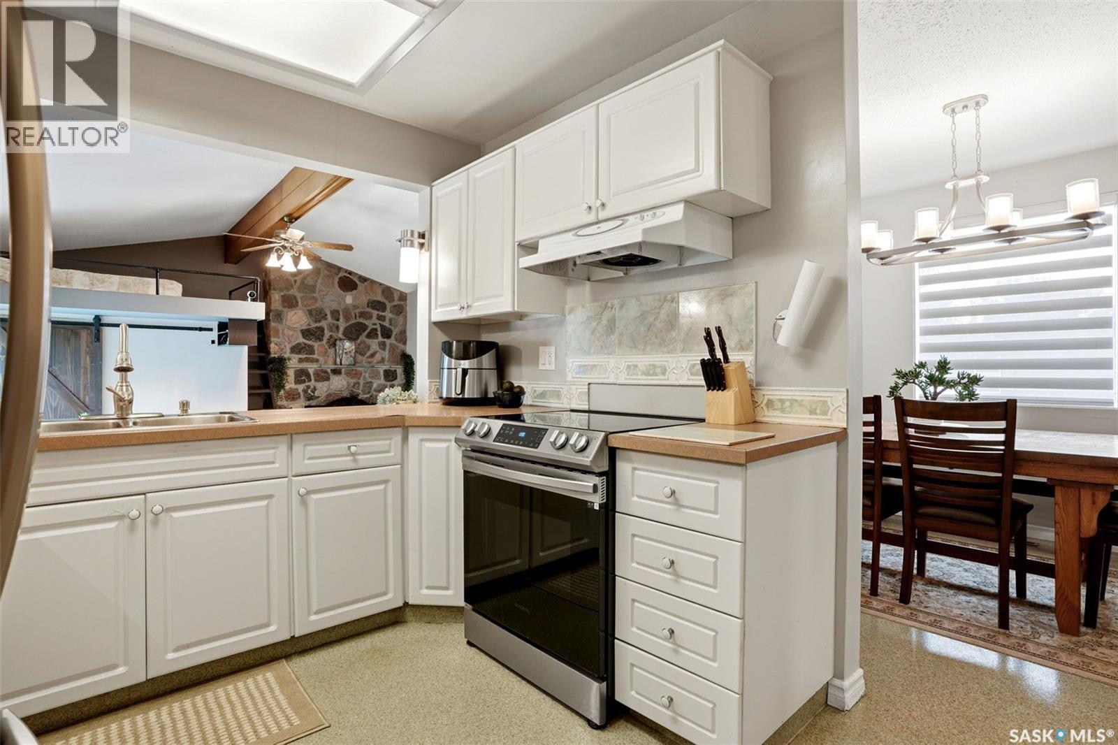 2705 Grant Road, Regina, SK - Indoor Photo Showing Kitchen With Double Sink