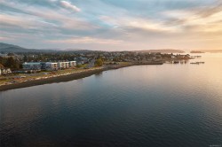 #306-9522 Lochside Dr Sidney, BC V8L 1N8