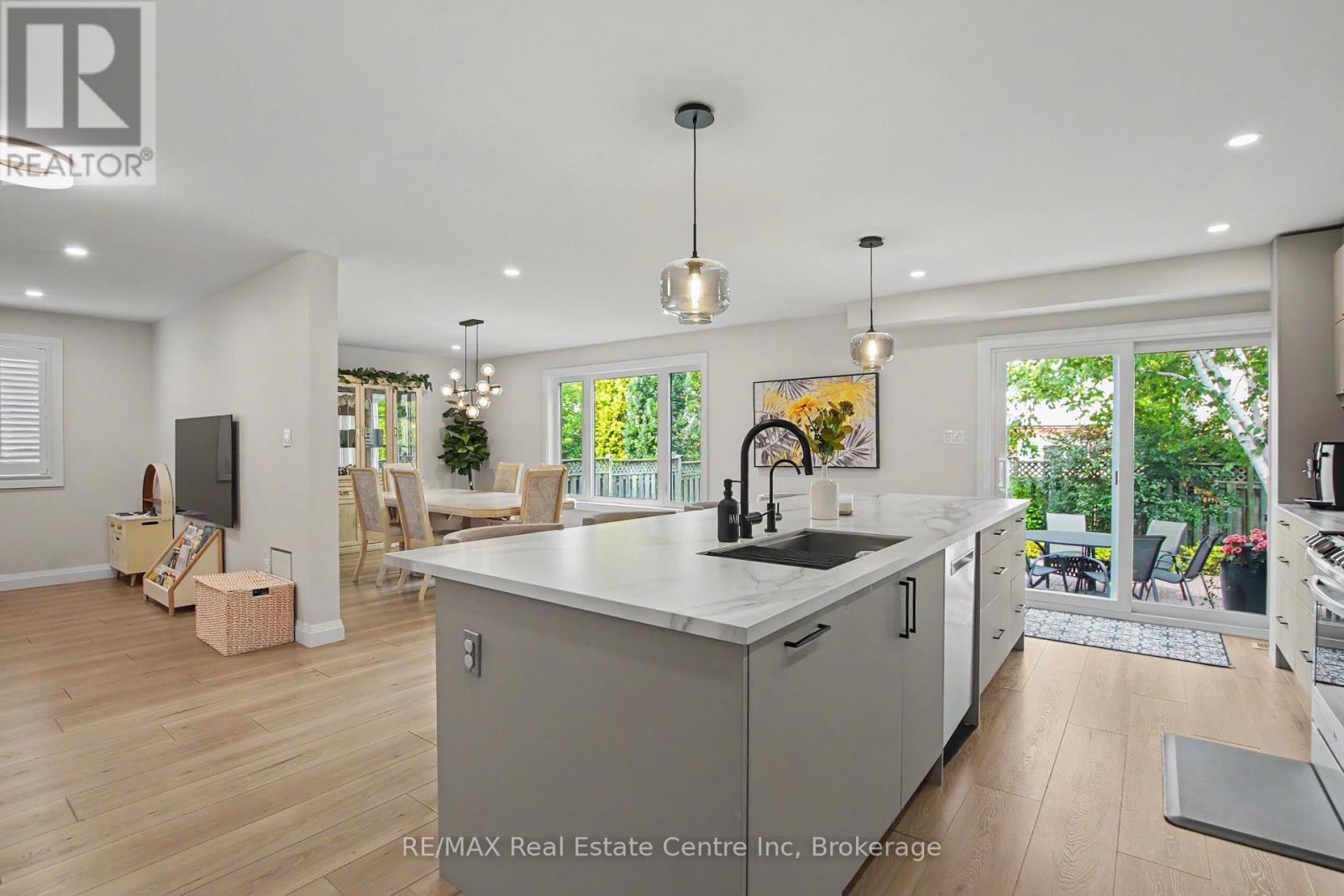 115 Mcfarlane Drive, Cambridge, ON - Indoor Photo Showing Kitchen With Upgraded Kitchen