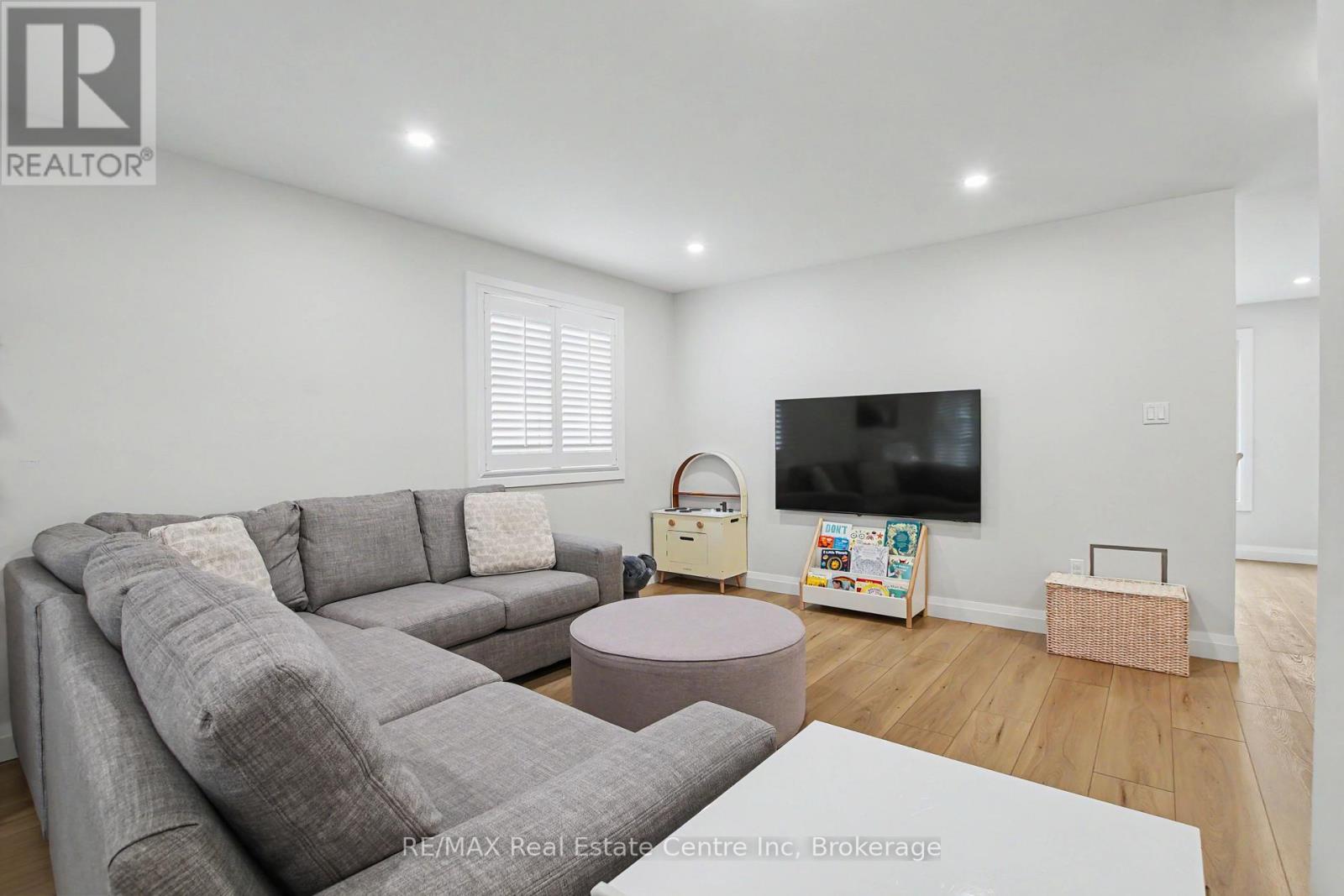 115 Mcfarlane Drive, Cambridge, ON - Indoor Photo Showing Living Room