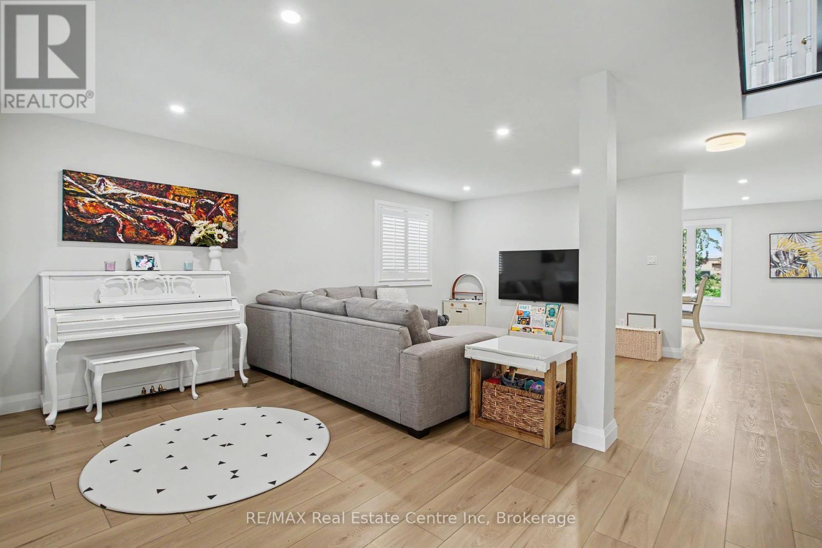 115 Mcfarlane Drive, Cambridge, ON - Indoor Photo Showing Living Room