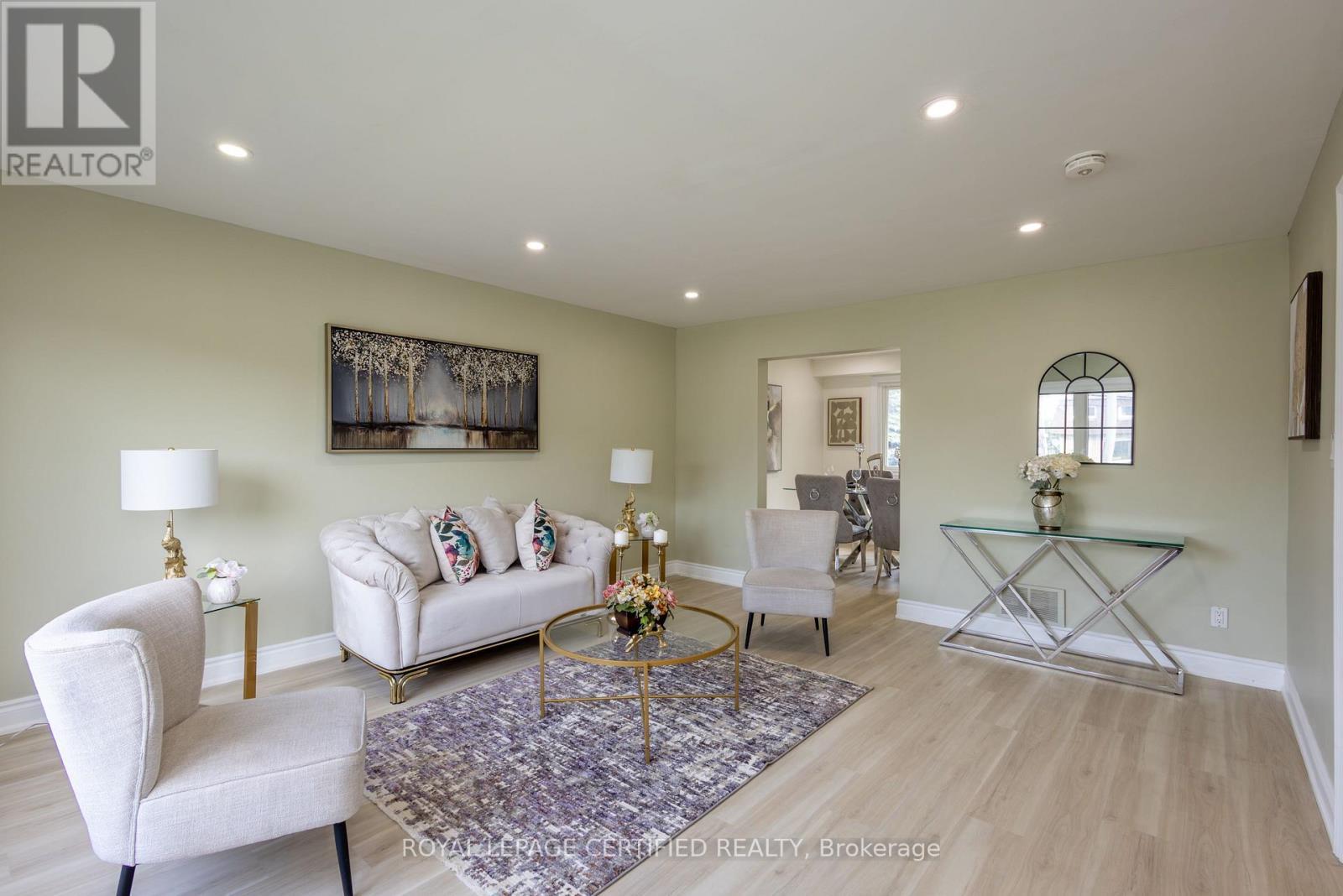 111 Limeridge Road W, Hamilton, ON - Indoor Photo Showing Living Room