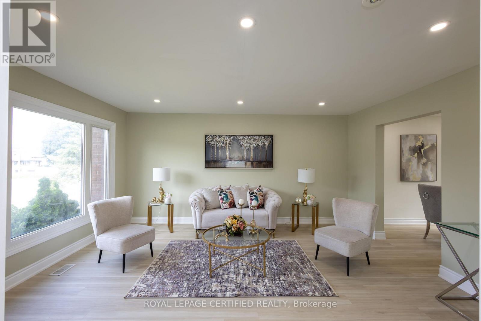 111 Limeridge Road W, Hamilton, ON - Indoor Photo Showing Living Room