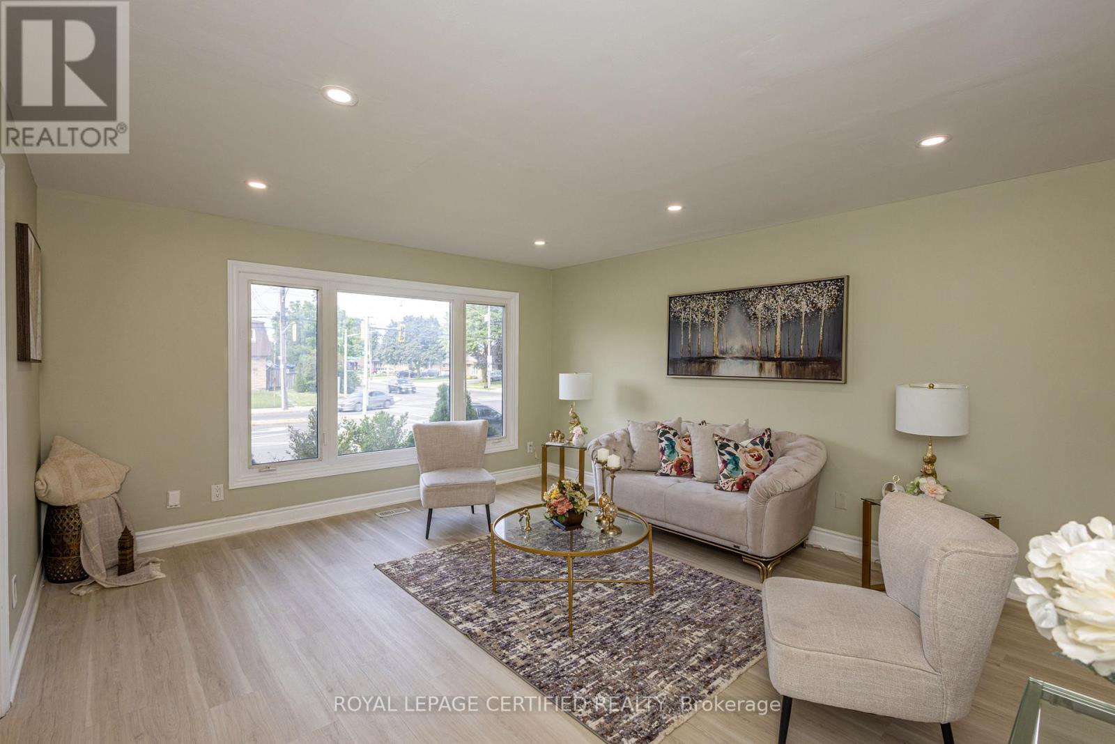 111 Limeridge Road W, Hamilton, ON - Indoor Photo Showing Living Room