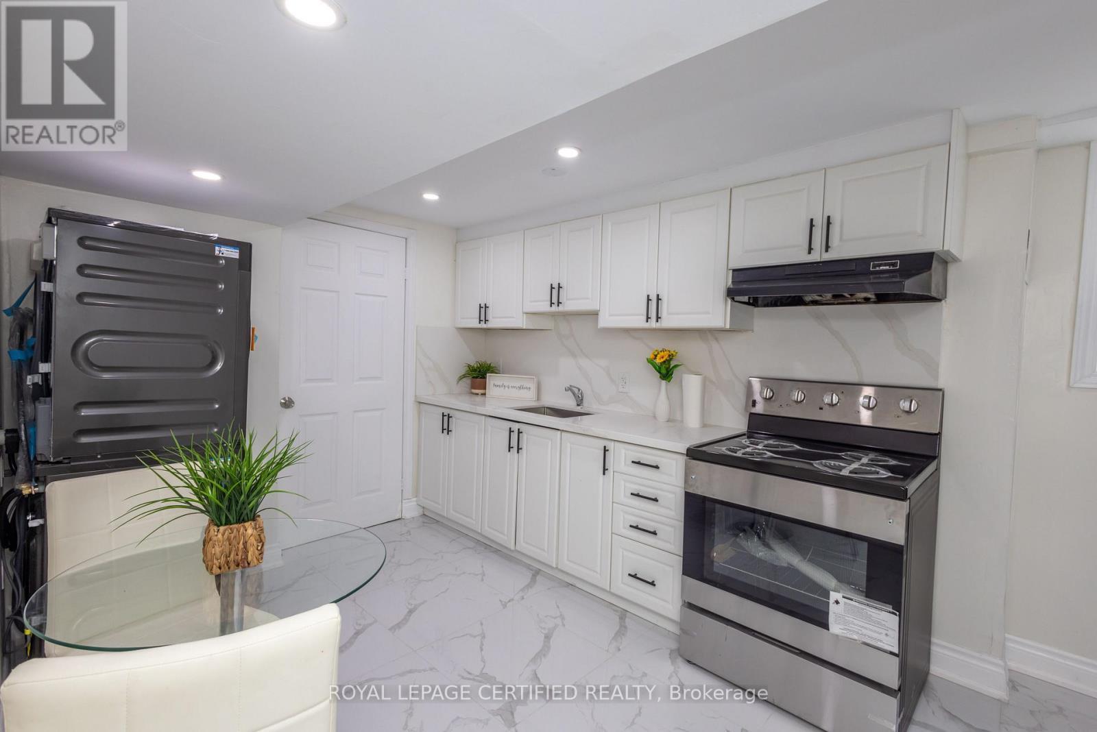 111 Limeridge Road W, Hamilton, ON - Indoor Photo Showing Kitchen