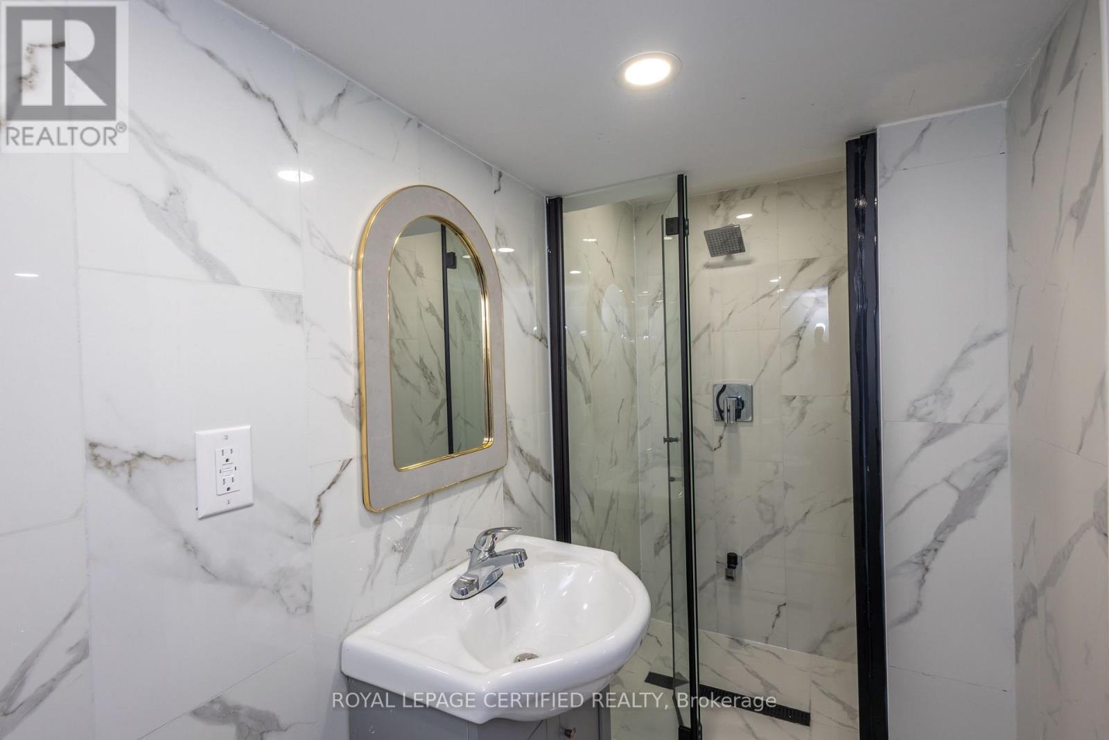 111 Limeridge Road W, Hamilton, ON - Indoor Photo Showing Bathroom