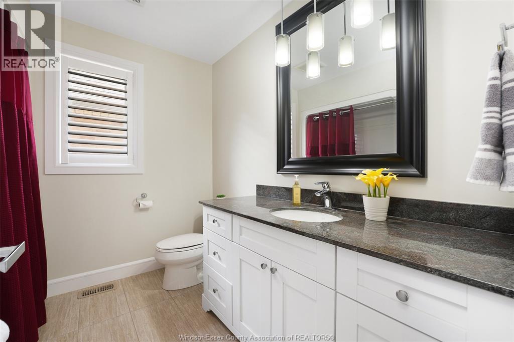 6181 Silver Maple, Lasalle, ON - Indoor Photo Showing Bathroom