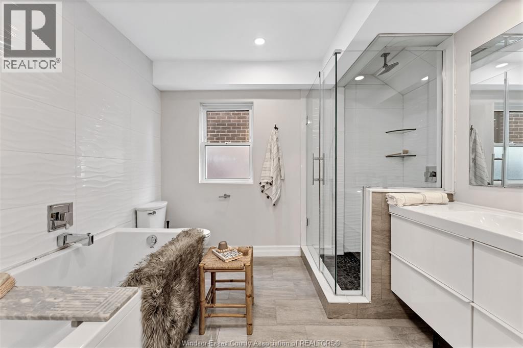 1362 Elsmere, Windsor, ON - Indoor Photo Showing Bathroom