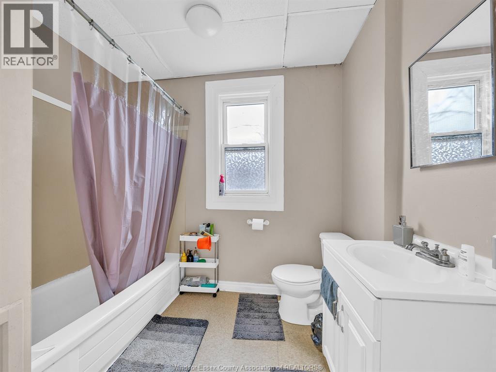 751 Windsor Avenue, Windsor, ON - Indoor Photo Showing Bathroom