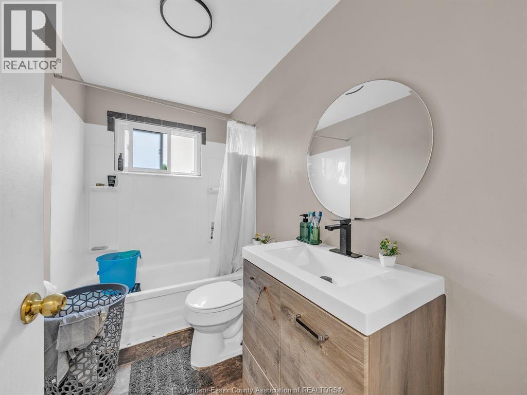 751 Windsor Avenue, Windsor, ON - Indoor Photo Showing Bathroom