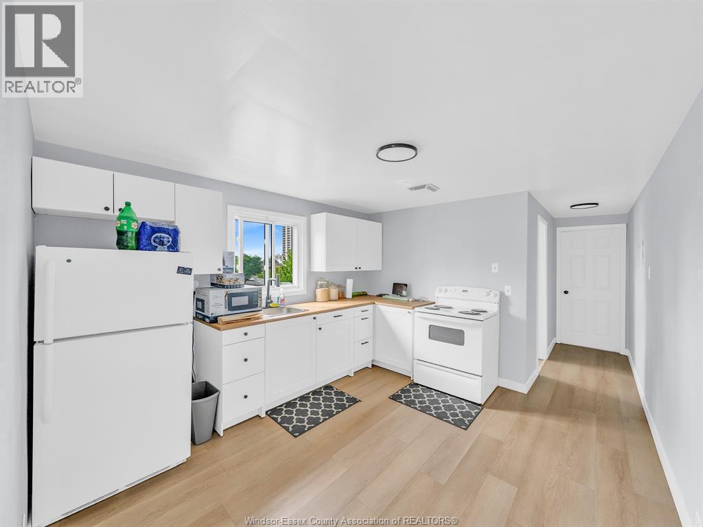 751 Windsor Avenue, Windsor, ON - Indoor Photo Showing Kitchen