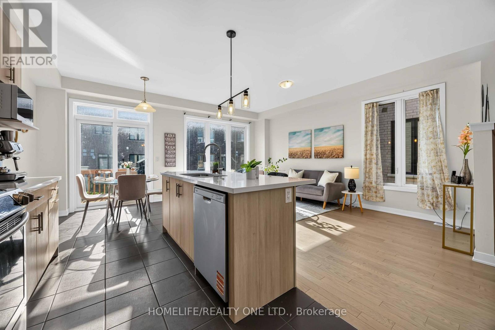 10 Harvey Bunker Crescent, Markham, ON - Indoor Photo Showing Kitchen