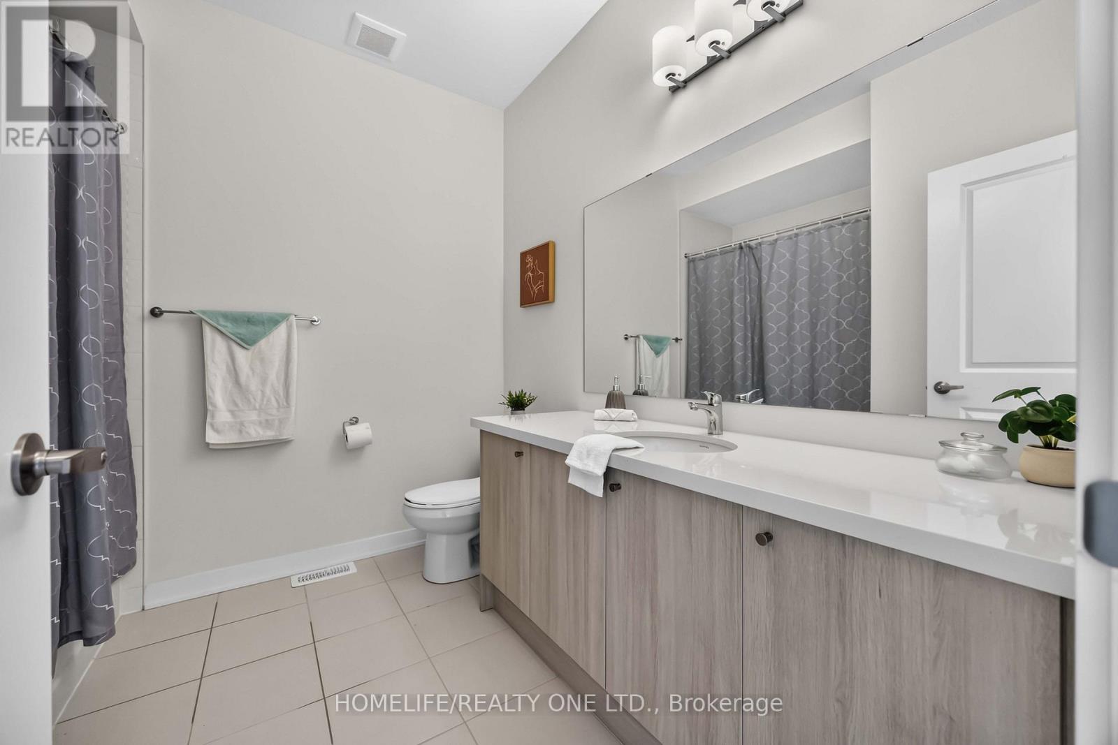 10 Harvey Bunker Crescent, Markham, ON - Indoor Photo Showing Bathroom