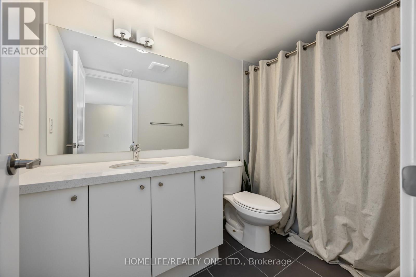 10 Harvey Bunker Crescent, Markham, ON - Indoor Photo Showing Bathroom