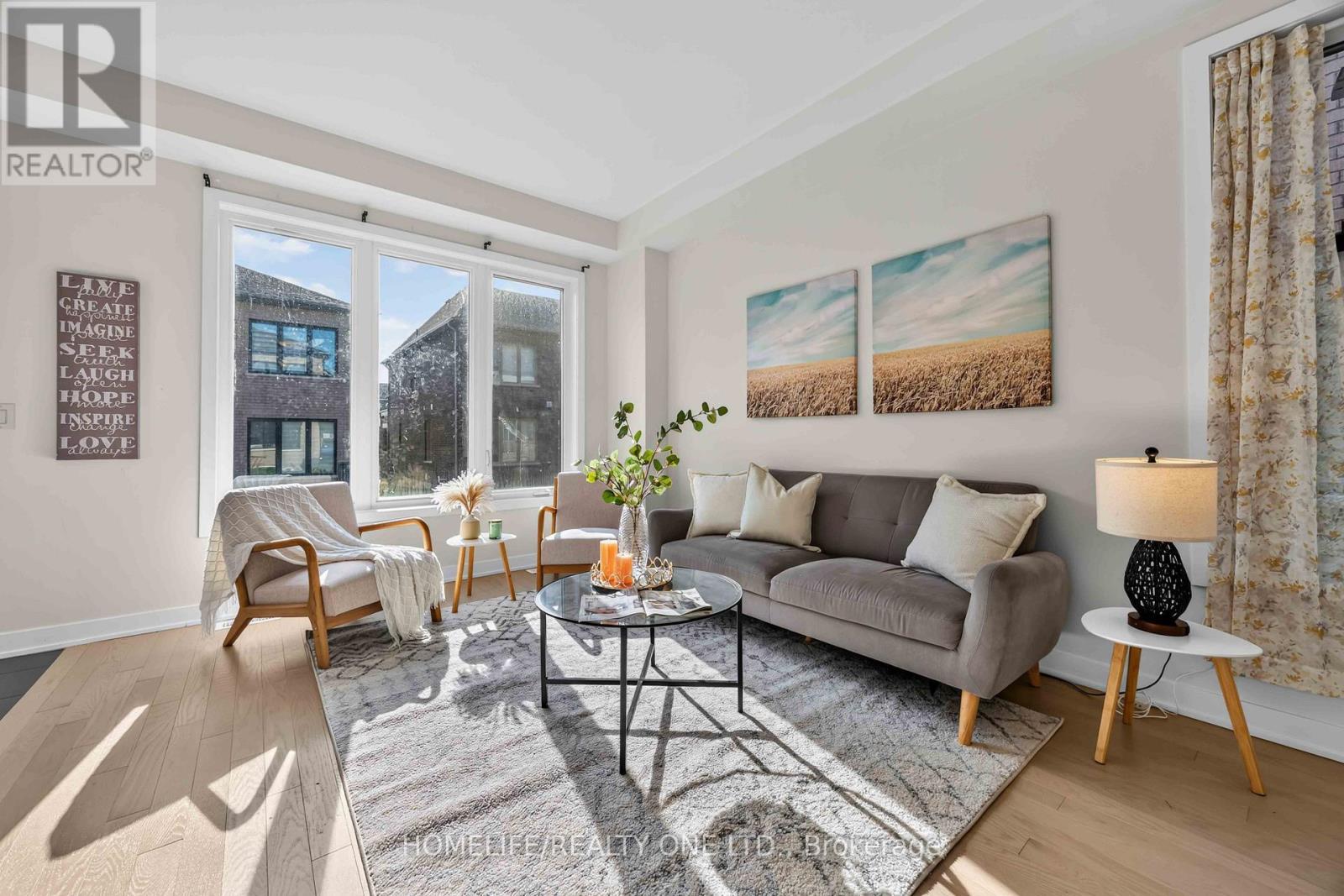 10 Harvey Bunker Crescent, Markham, ON - Indoor Photo Showing Living Room