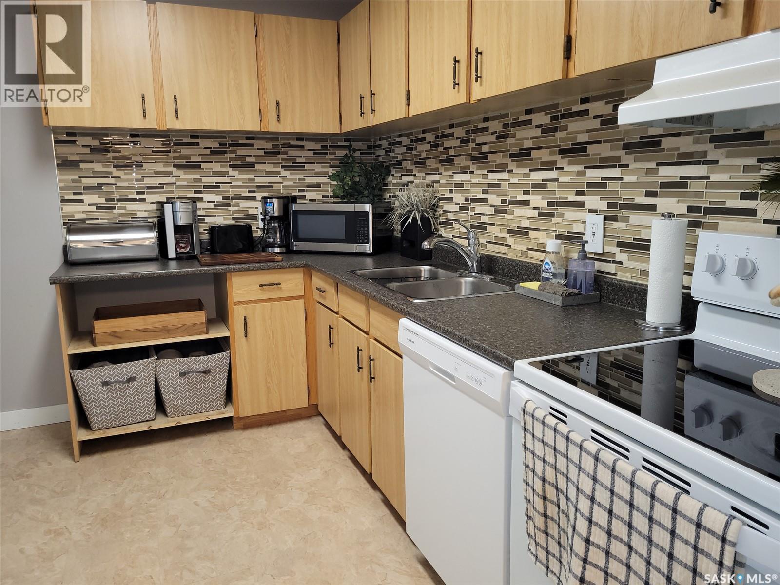 320 510 Prairie Avenue, Saskatoon, SK - Indoor Photo Showing Kitchen With Double Sink