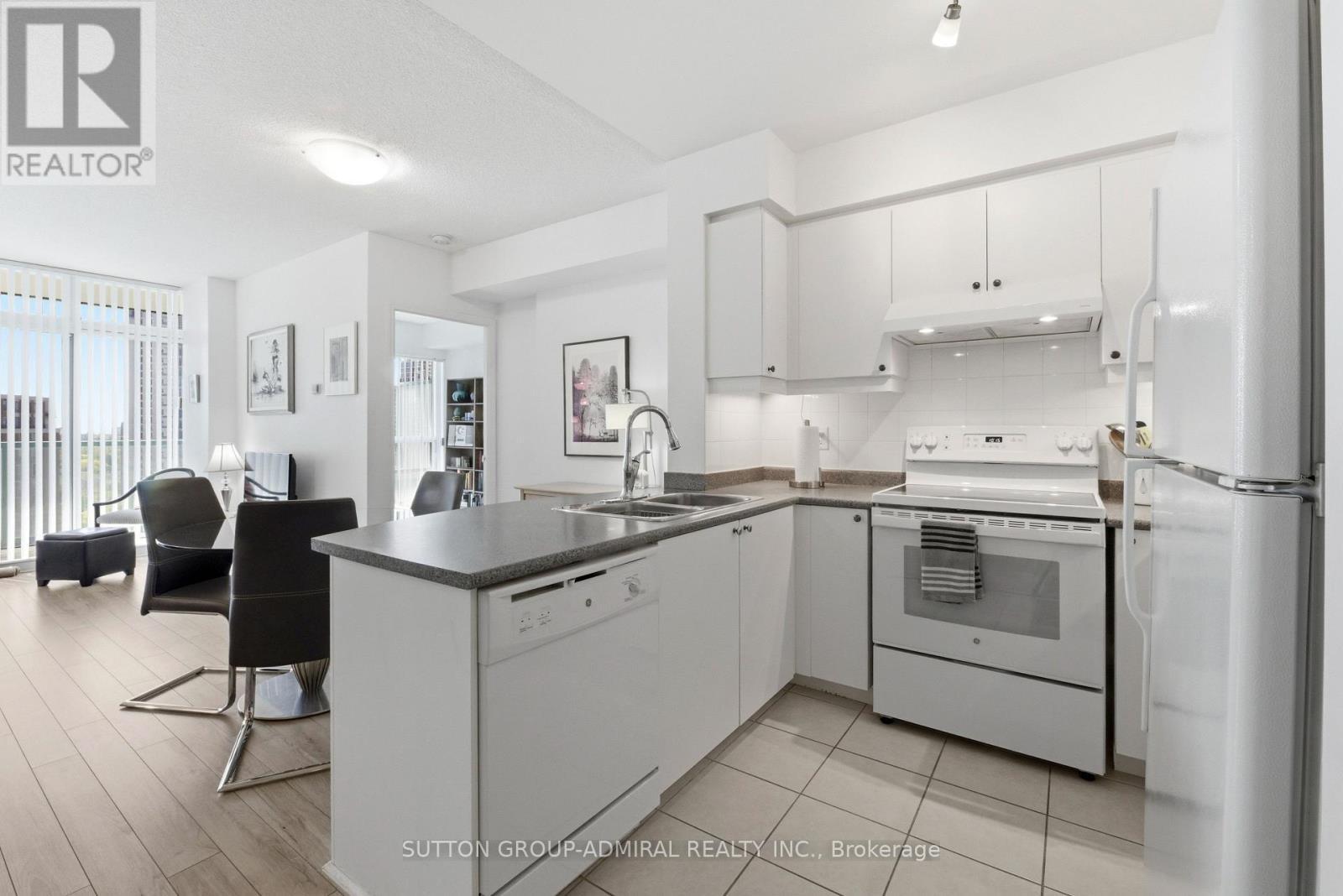 1403 - 5500 Yonge Street, Toronto, ON - Indoor Photo Showing Kitchen