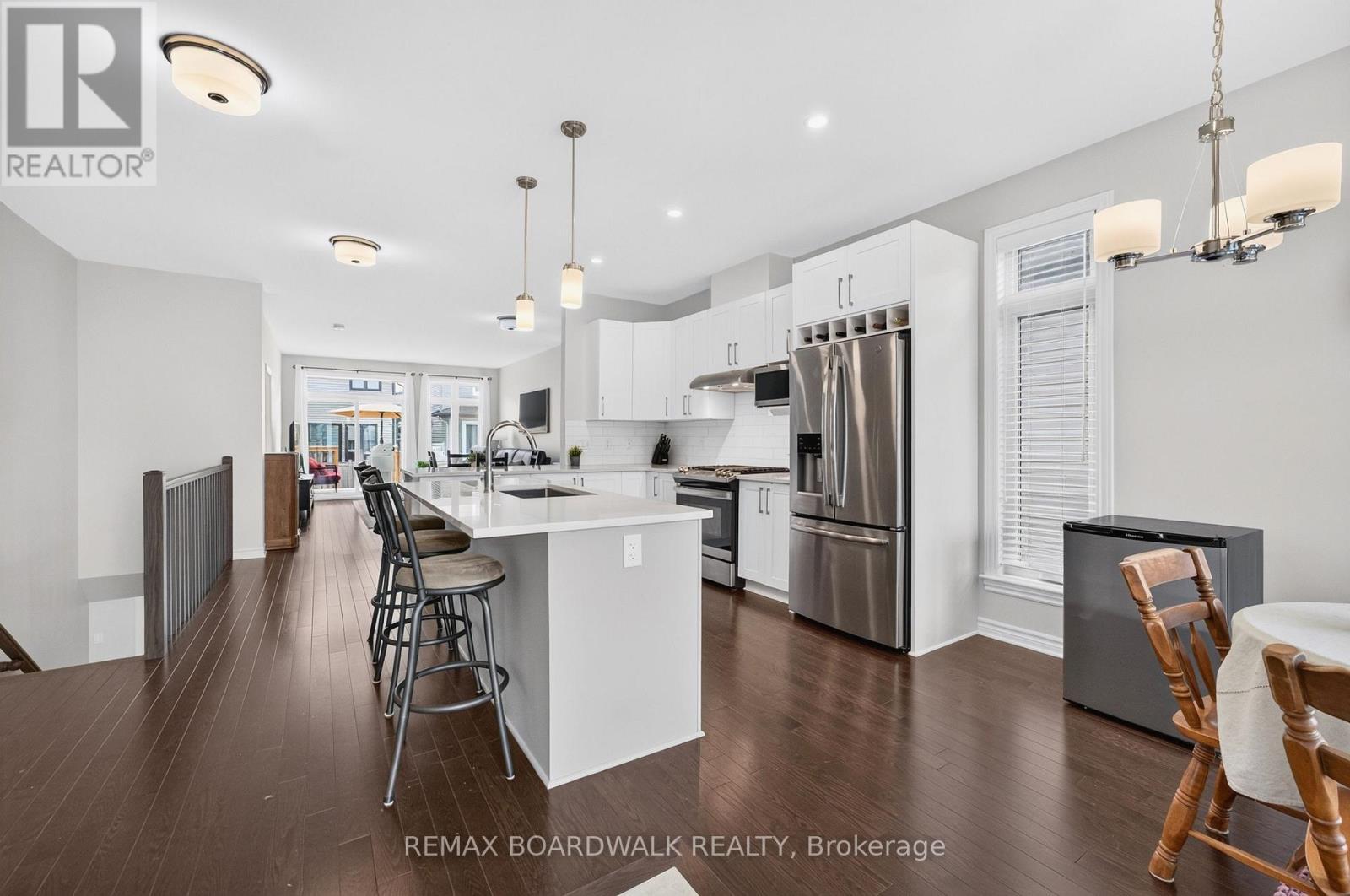 Gourmet Kitchen w/ White Cabinetry & Lg Island - 224 Maygrass Way, Ottawa, ON - Indoor