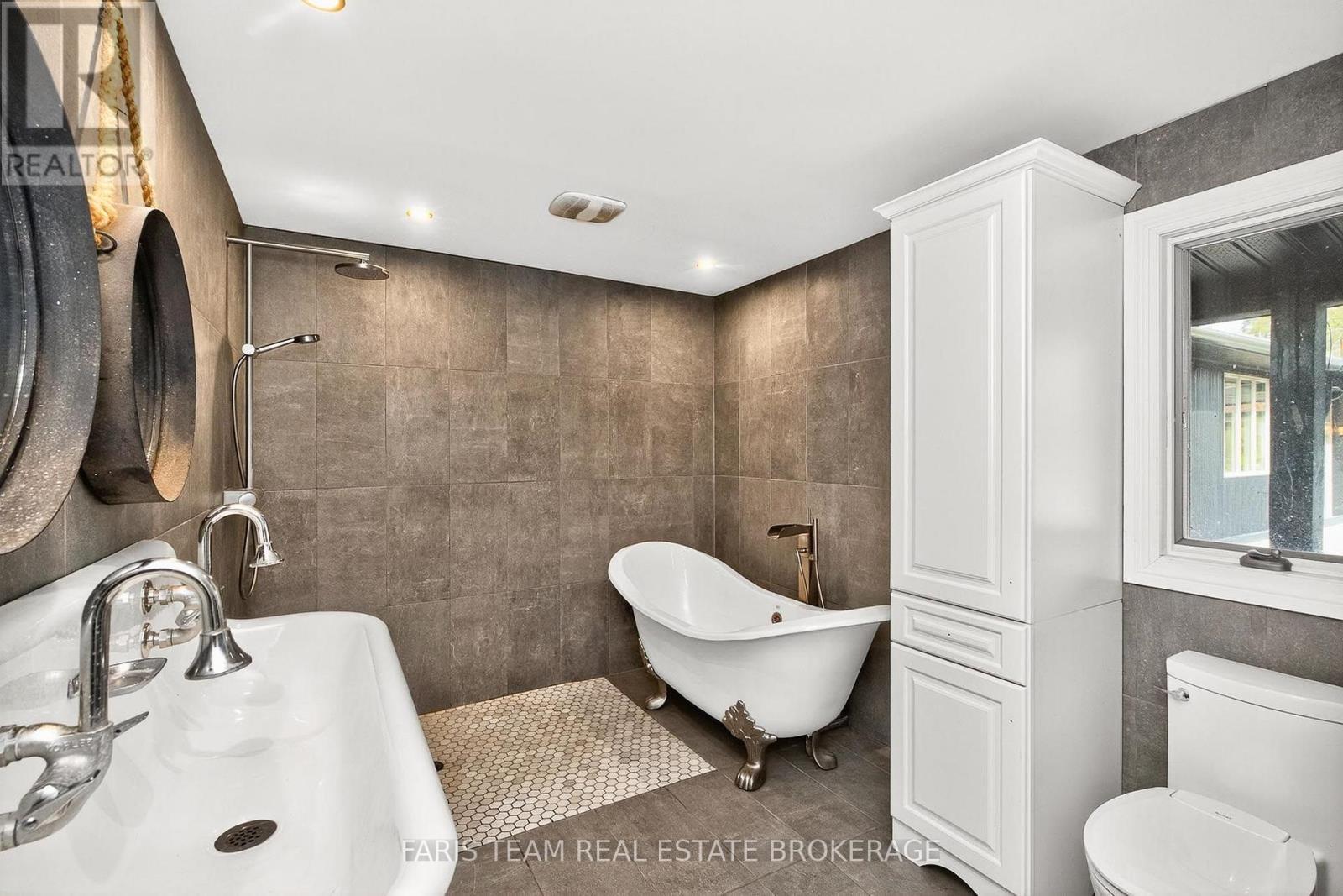 1076 Beaver Lane, Springwater, ON