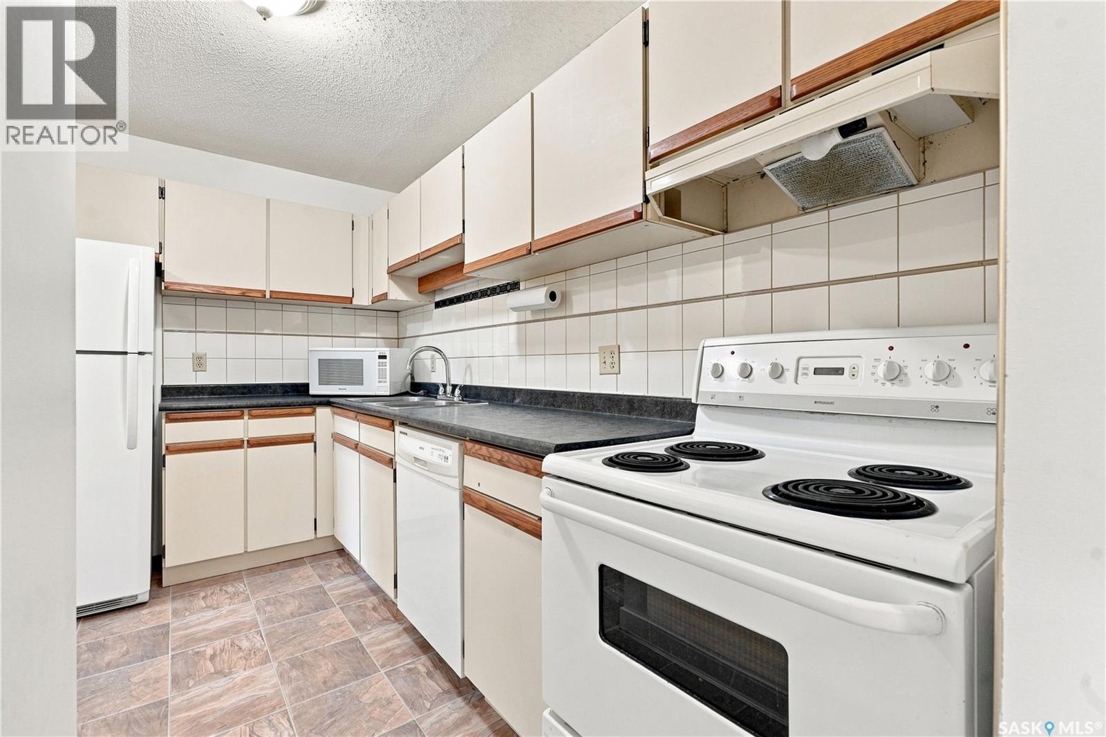 302 345 Kingsmere Boulevard, Saskatoon, SK - Indoor Photo Showing Kitchen