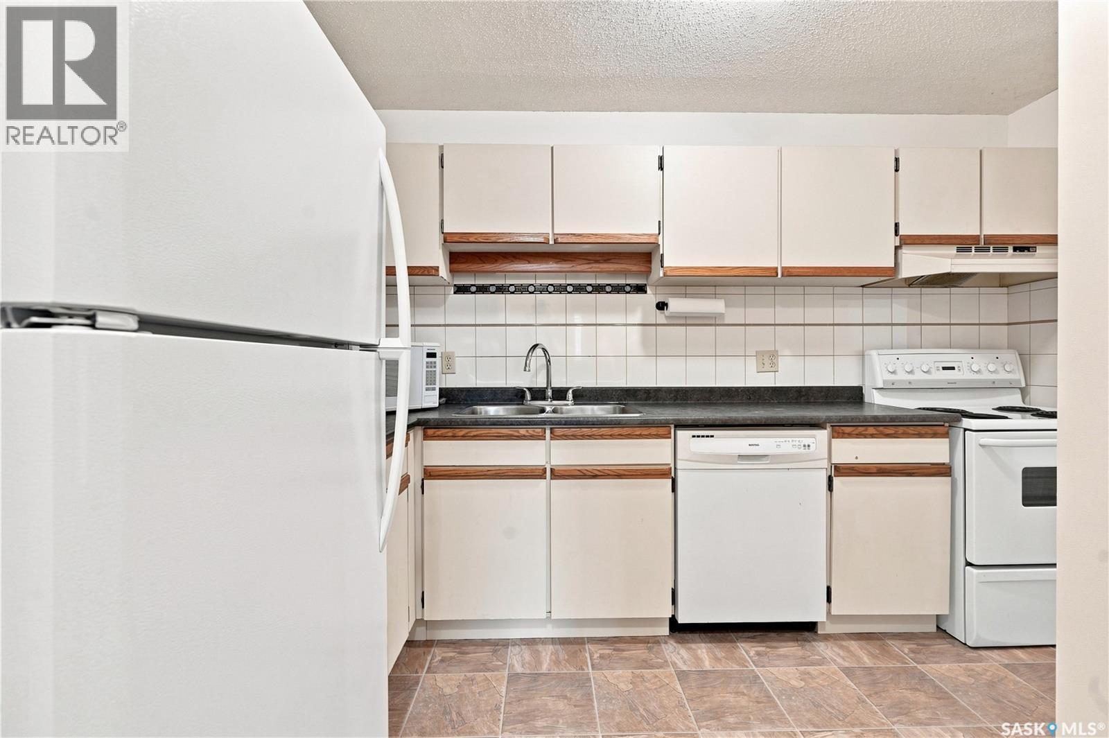 302 345 Kingsmere Boulevard, Saskatoon, SK - Indoor Photo Showing Kitchen With Double Sink