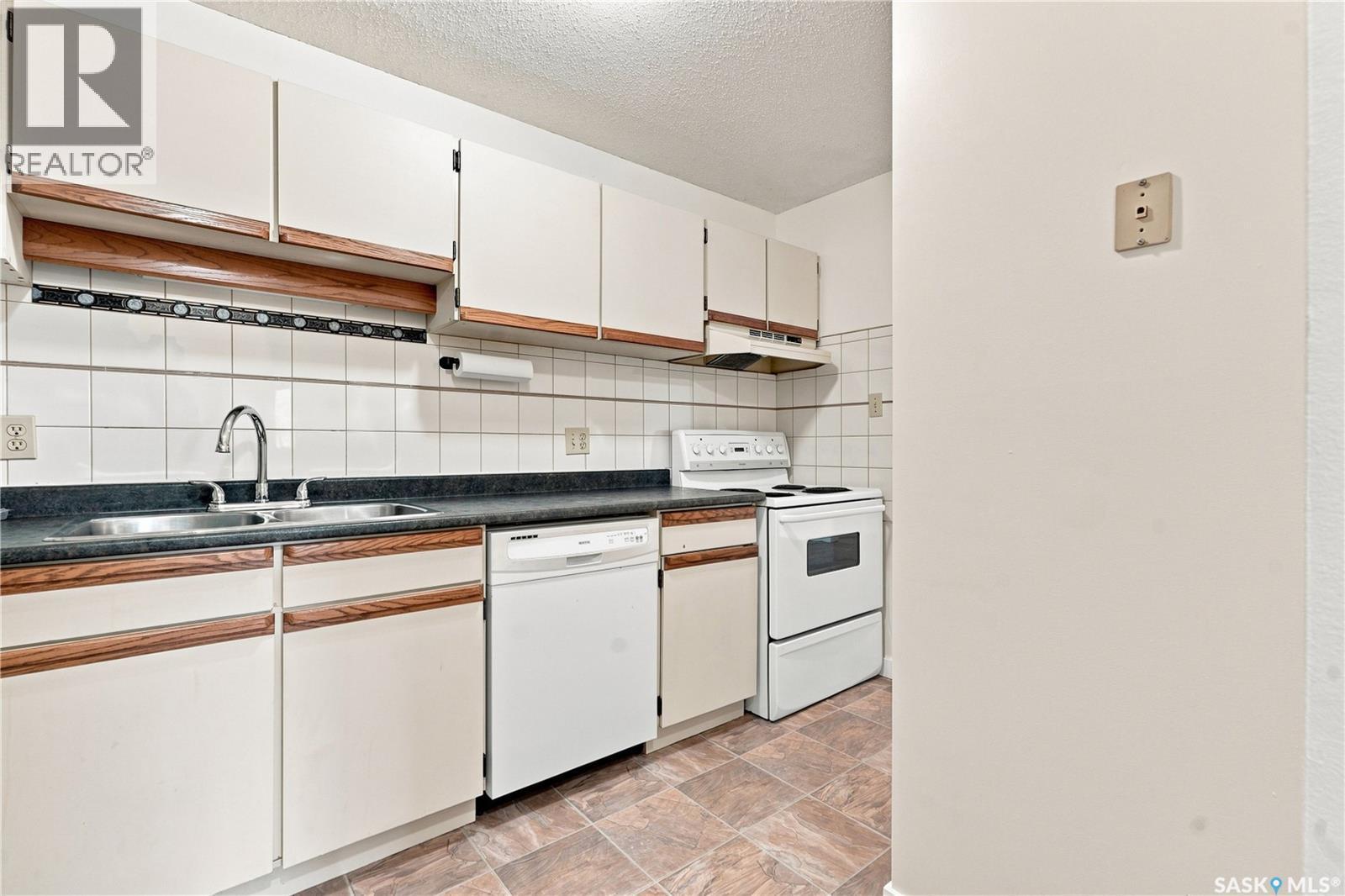 302 345 Kingsmere Boulevard, Saskatoon, SK - Indoor Photo Showing Kitchen With Double Sink
