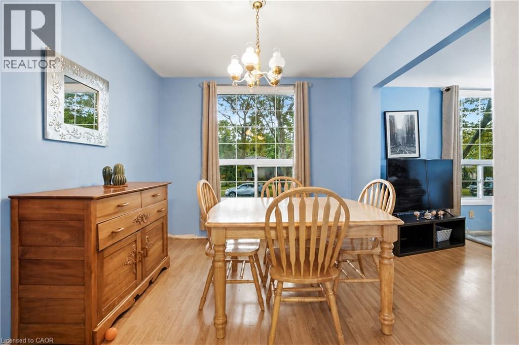 Dining area with wood-finish flooring - 11 Kimbermount Drive, St. Catharines, ON - Indoor Photo Showing Dining Room