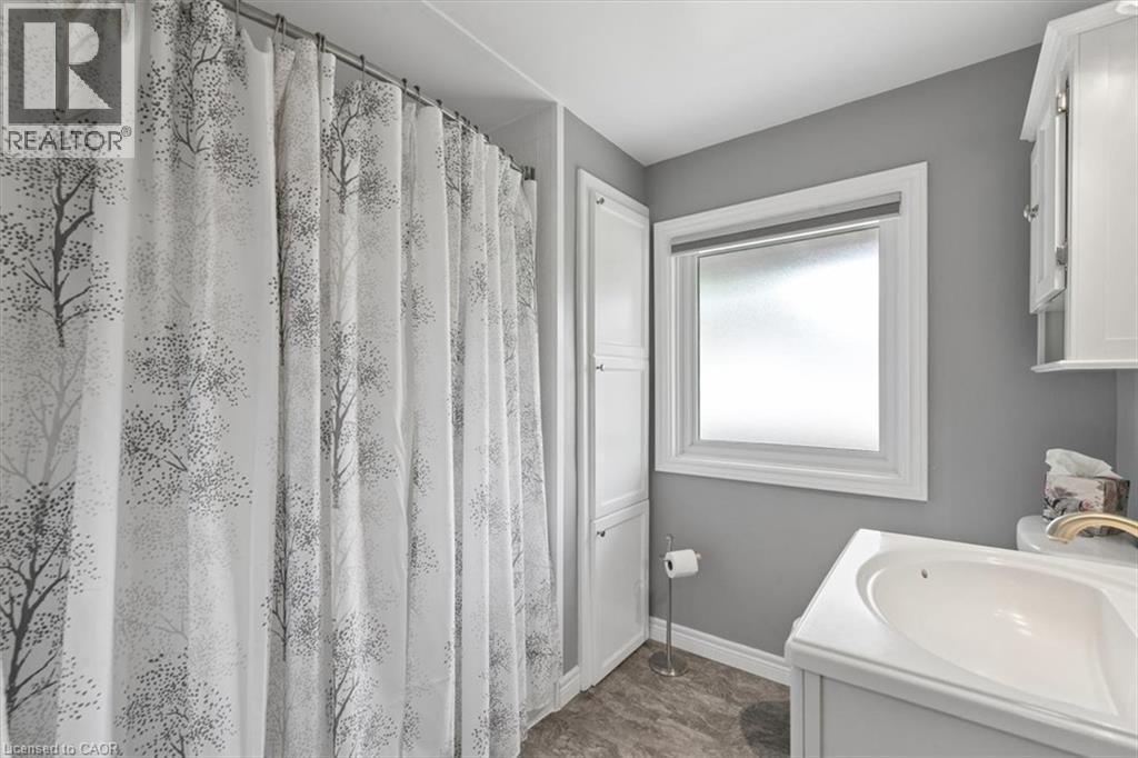 Full bathroom - 138 Blueridge Avenue, Kitchener, ON