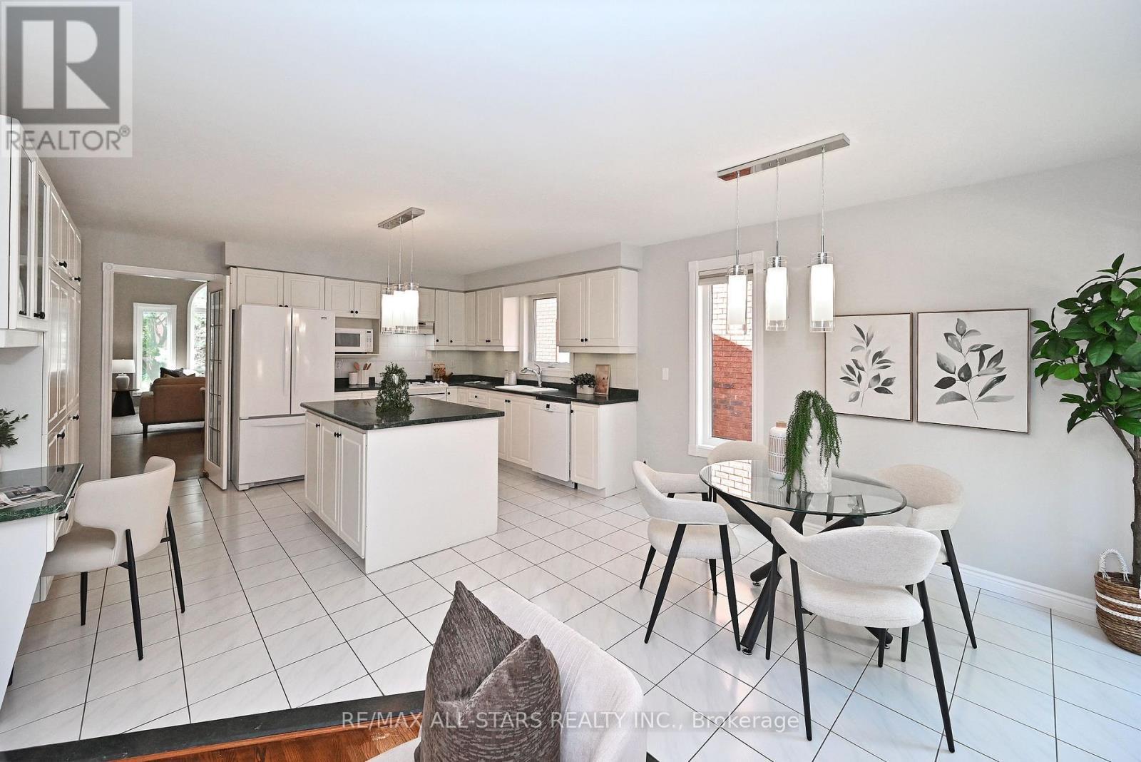 34 Captain Armstrong Lane, Markham, ON - Indoor Photo Showing Dining Room