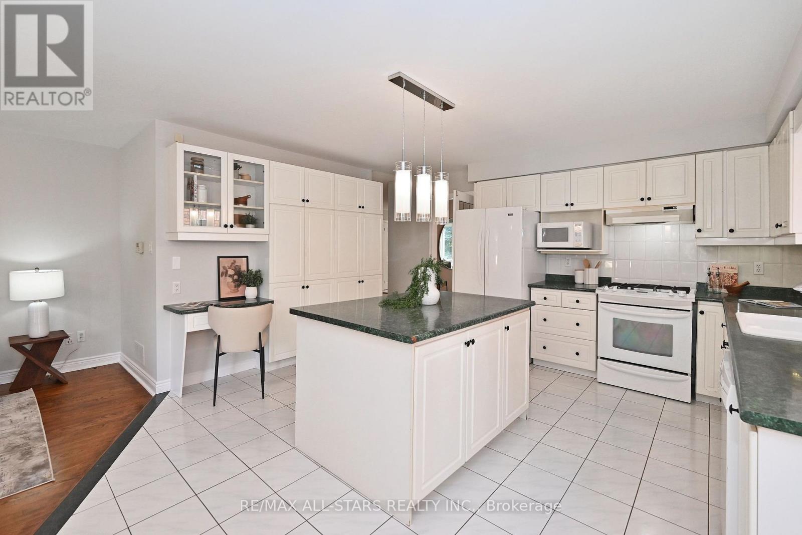 34 Captain Armstrong Lane, Markham, ON - Indoor Photo Showing Kitchen