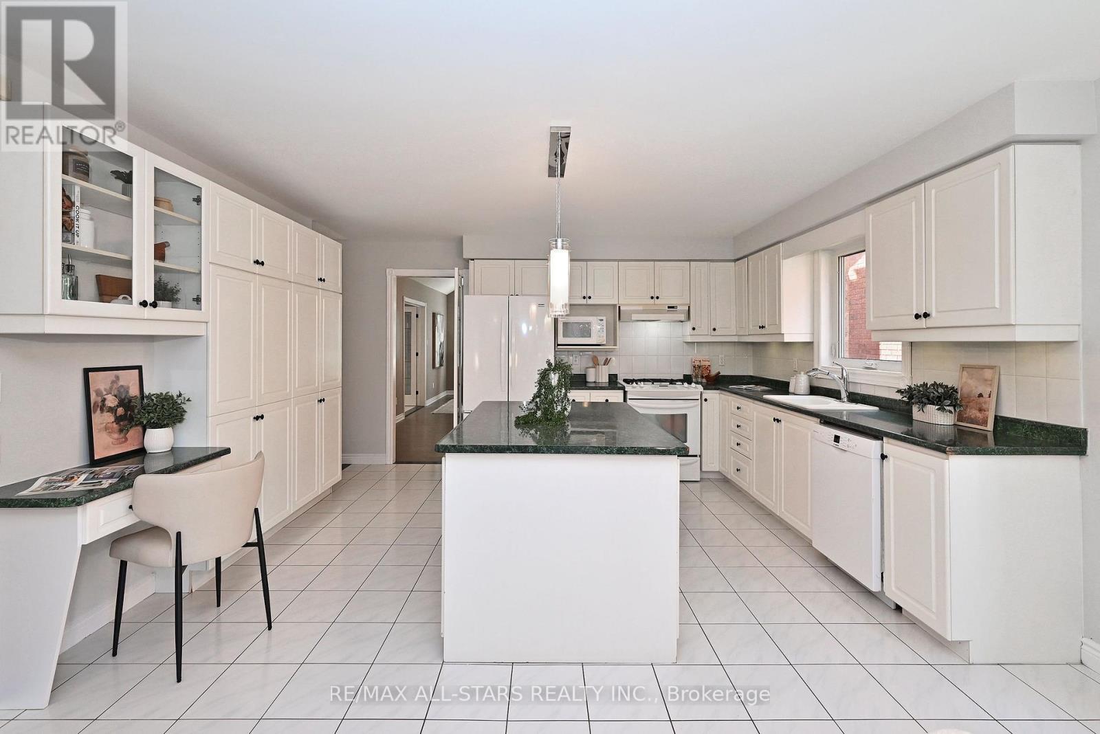 34 Captain Armstrong Lane, Markham, ON - Indoor Photo Showing Kitchen