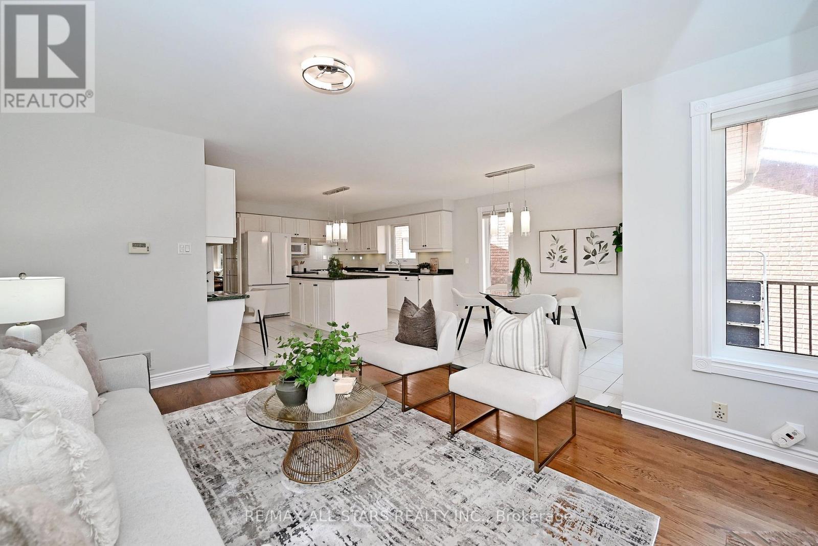 34 Captain Armstrong Lane, Markham, ON - Indoor Photo Showing Living Room